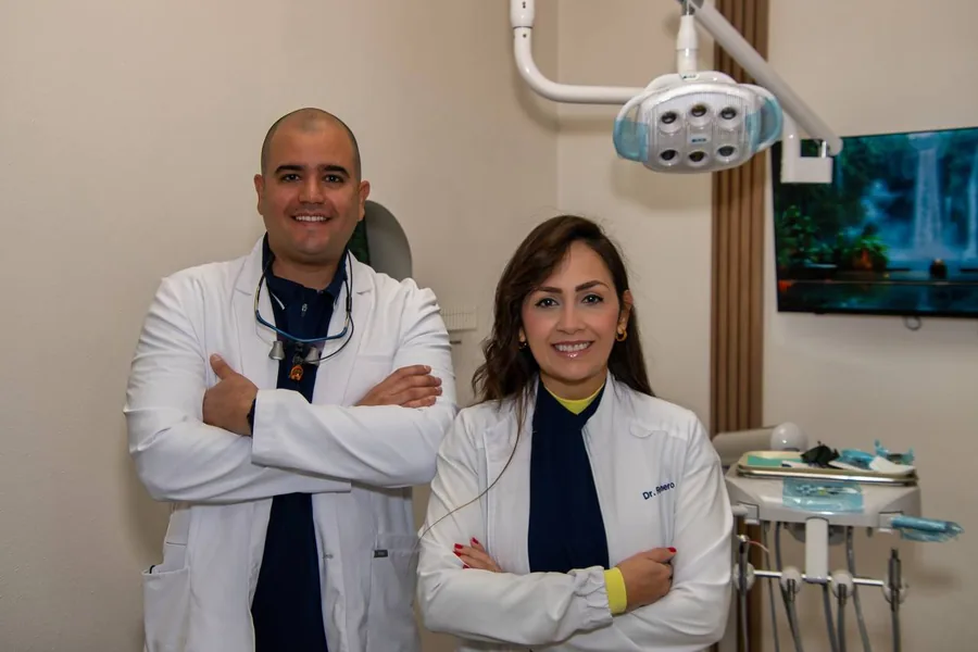 Odontólogos de Dental Artistry en el consultorio