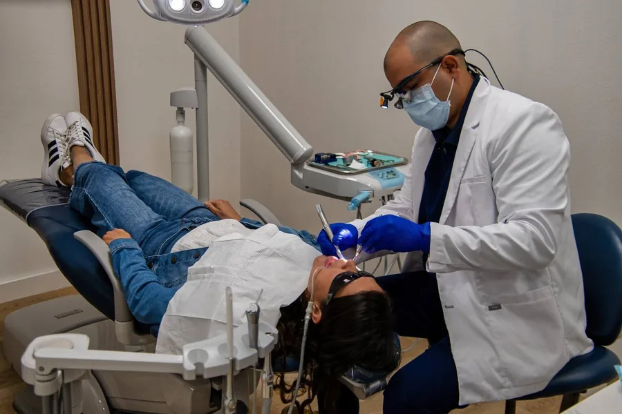 Atención a un paciente en Dental Artistry