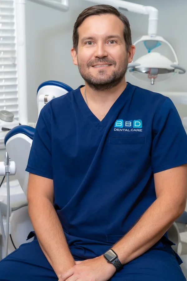 Odontólogo de BBD Dental Care en el consultorio