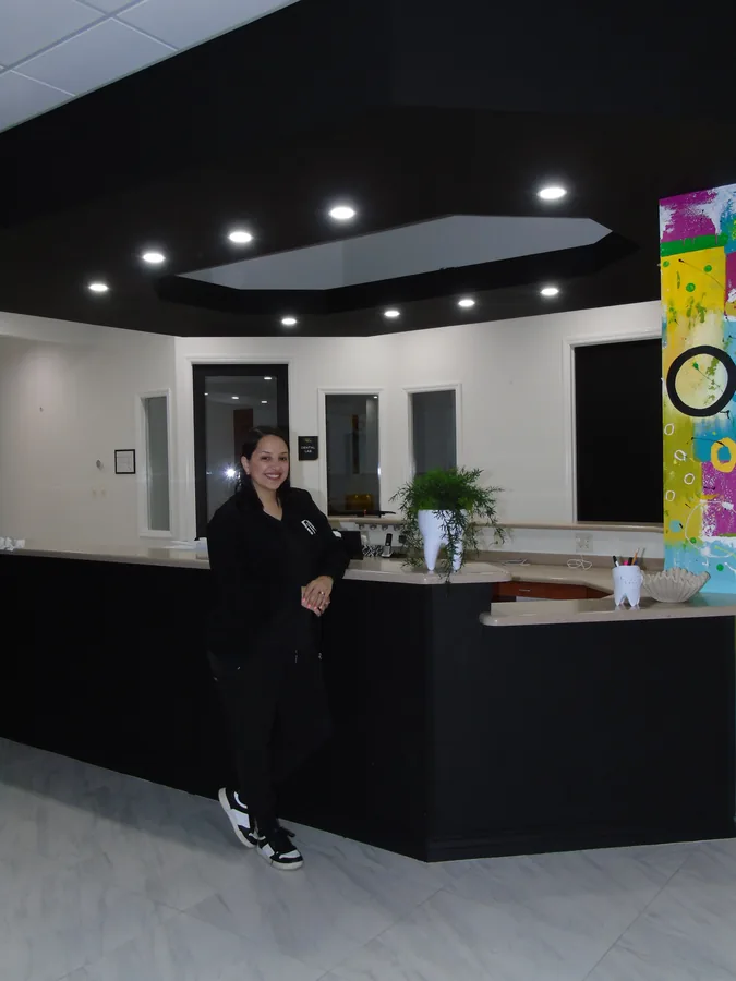 Recepción de Neosmiles Dental Care con una integrante del equipo