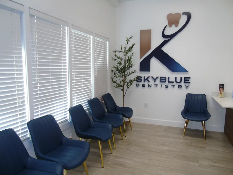 Sala de espera de SkyBlue Dentistry con el logo de la clínica en la pared