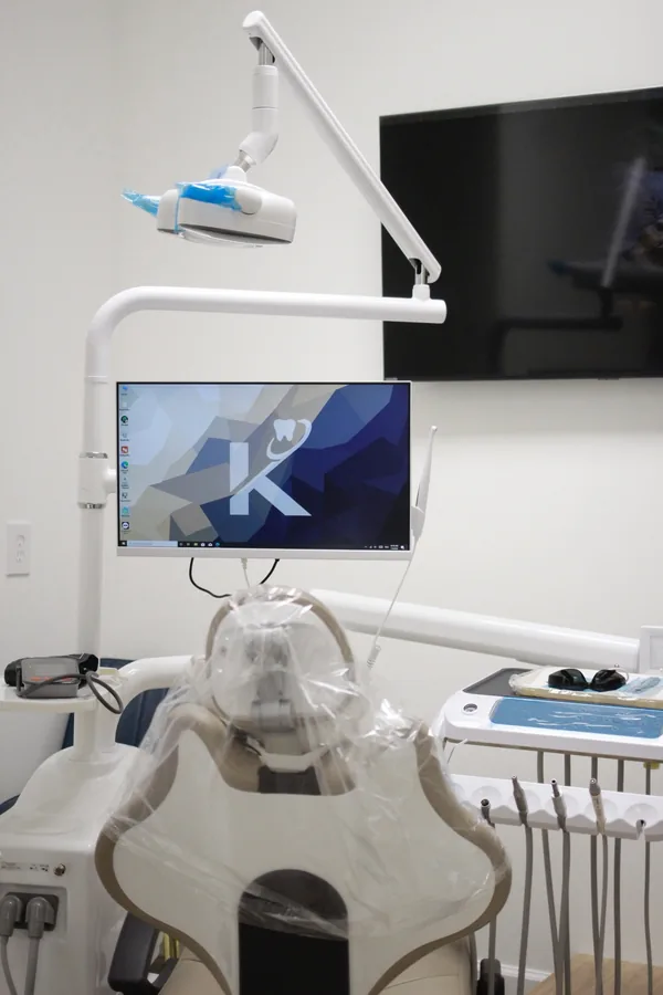 Consultorio de SkyBlue Dentistry con la marca aplicada en el equipamiento